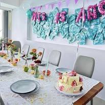 Montaje de mesa y bocadillos