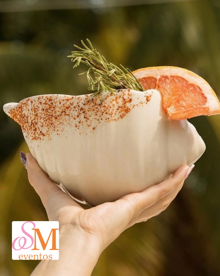 Coctel servido en copa con decoración