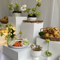 Montaje blanco con crudités y panecitos